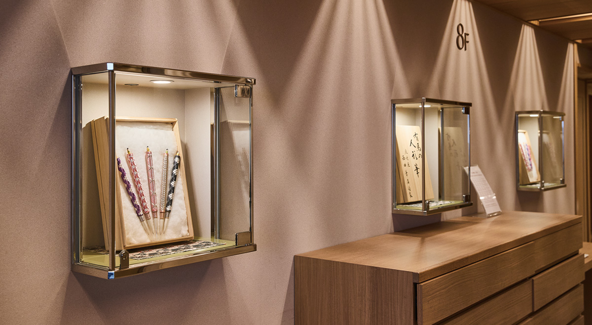 エレベーターホールを飾る人形筆