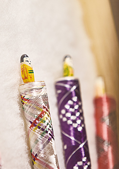 エレベーターホールを飾る人形筆