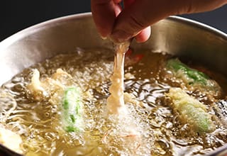 【天婦羅御膳】揚げたて七種の天婦羅を（おなじみ料理 和楽）