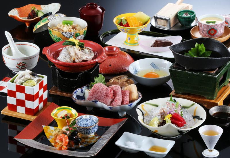 旬の味覚を敷きつめた黒毛和牛付き御膳
